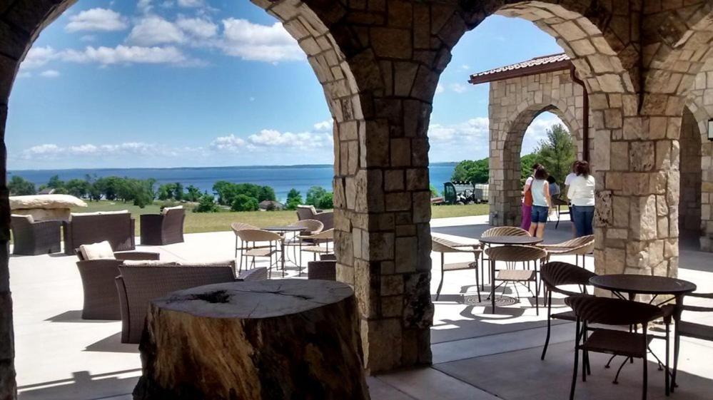 Beautiful Lake View Studio Condo At The Shores Traverse Stadt Exterior foto