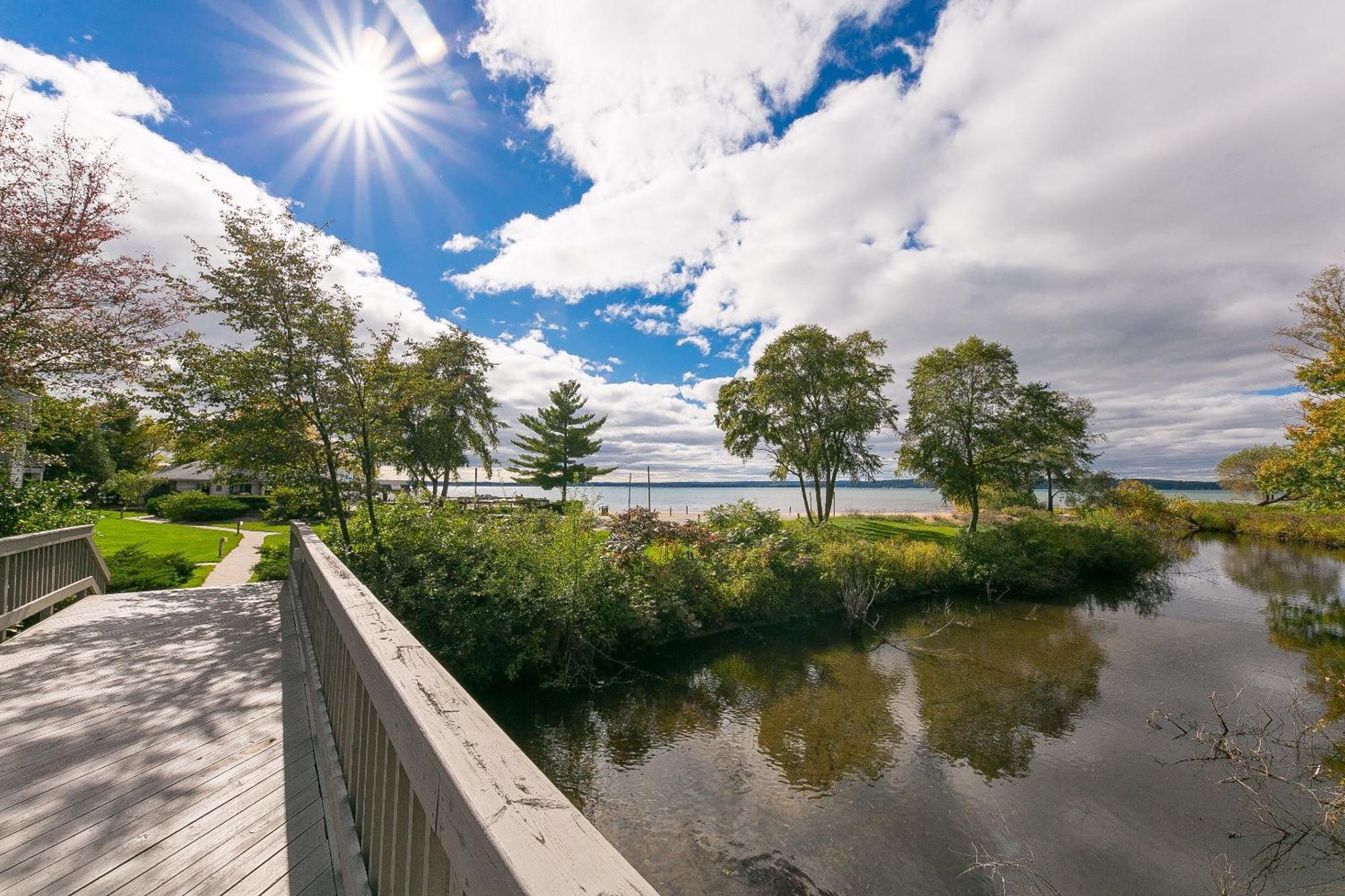 Beautiful Lake View Studio Condo At The Shores Traverse Stadt Exterior foto